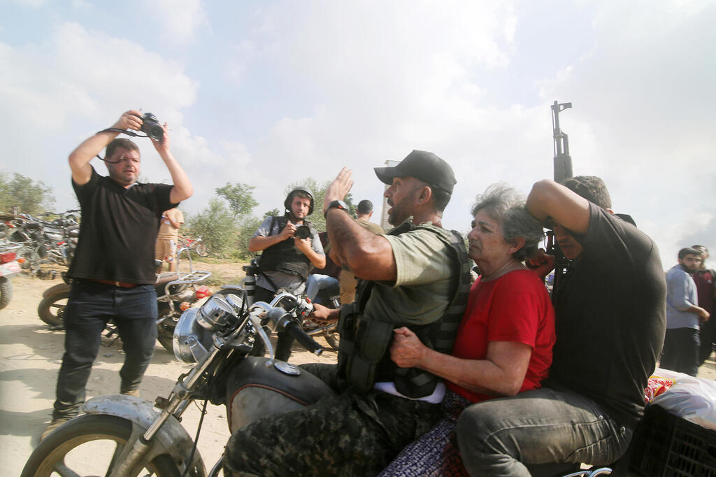 מלחמת עזה מחבלי חמאס וחטופה על אופנוע אופנועים ב עזה 7.10.23 