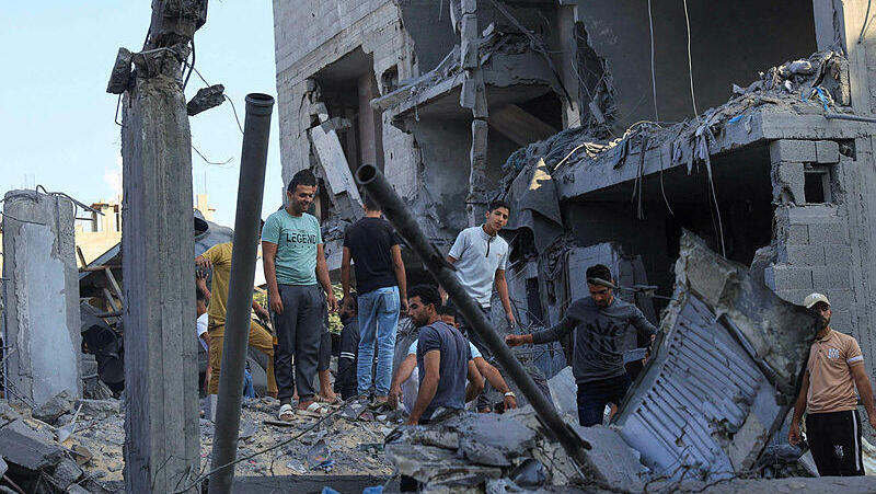 מלחמת עזה פלסטינאים אחרי הפצצת חיל האוויר ב עזה 18.10.2023
