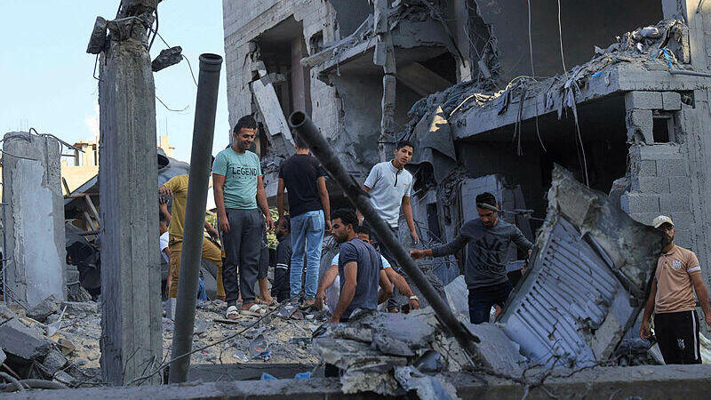 מלחמת עזה פלסטינאים אחרי הפצצת חיל האוויר ב עזה 18.10.2023