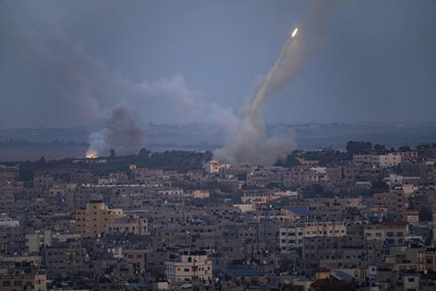 שיגור של רקטות מעזה, צילום: AP / Fatima Shbair