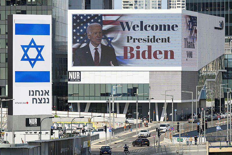 מלחמה בעזה חרבות ברזל שלט בתל אביב לקראת ביקורו של נשיא ארה"ב ג'ו ביידן 18.10