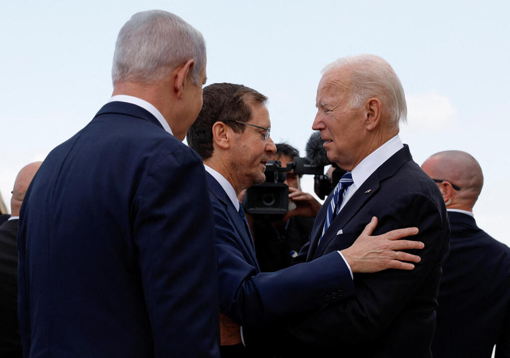 מלחמת עזה מלחמה נשיא ארה"ב ג'ו ביידן עם נשיא המדינה יצחק הרצוג בעת נחיתתו ב נתב"ג 18.10.23