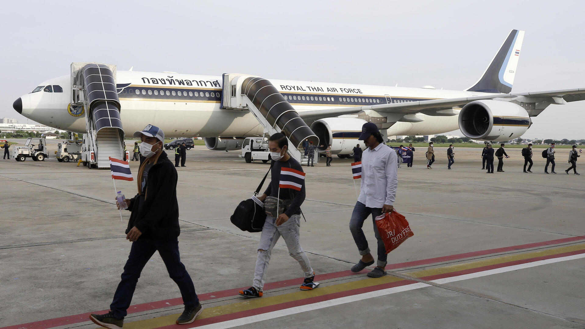 עובדים תאילנדים שברחו מישראל בשדה התעופה ב בנגקוק 16.10.23