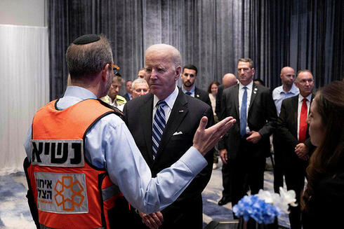 ביידן עם אלי ביר, מייסד ארגון איחוד הצלה 18.10, צילום: Brendan Smialowski / AFP