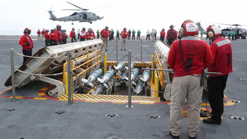מעלית מגנטית שמעבירה פצצות מהבונקר בבטן האוניה לסיפון הטיסה, צילום: USN