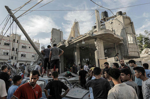 בניין שהופצץ בעזה, צילום: EPA/HAITHAM IMAD