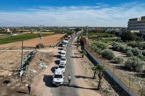 משאיות ממצרים הנושאות סיוע הומניטרי לרצועת עזה, צילום: Belal Al SABBAGH / AFP
