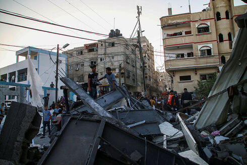 בניין שהופצץ בעזה, צילום: Ahmad Hasaballah/Getty Images