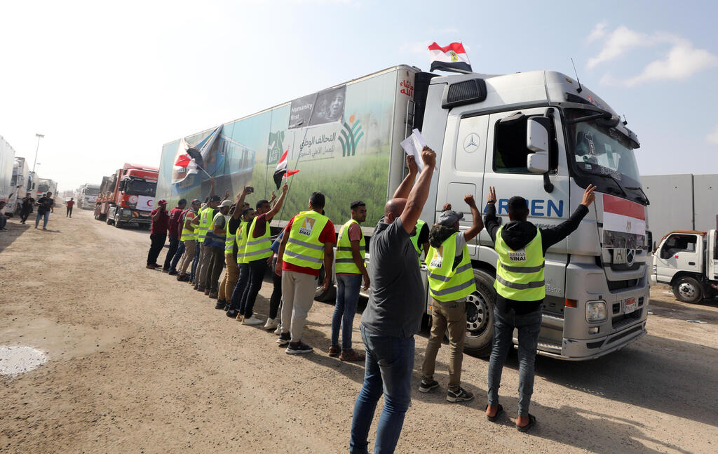 מלחמת עזה משאית עם סיוע הומניטרי ל רצועת עזה ב מעבר רפיח 22.10.23