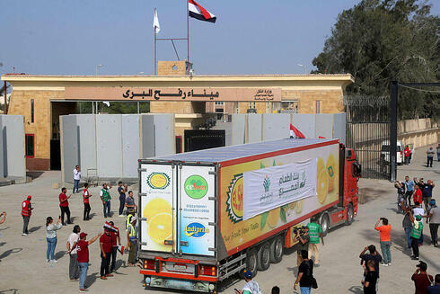משאית עם סיוע הומניטרי בצד המצרי של מעבר רפיח,היום, צילום: Mohammed Assad / AFP