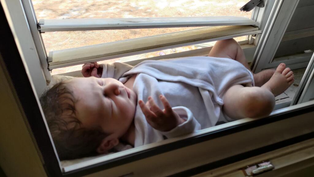 &quot;הנחנו את התינוק על אדן החלון בממ&quot;ד כדי שינשום כשניסו לשרוף עלינו את הבית&quot;
