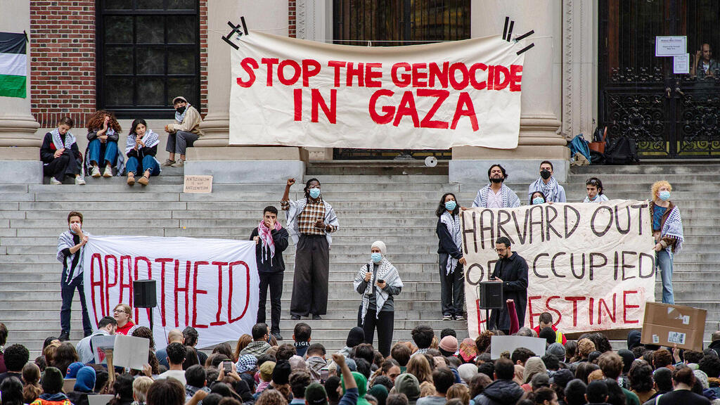 הפגנה פרו פלסטינית אנטי ישראלית ב אוניברסיטת הרווארד על רקע המלחמה בעזה