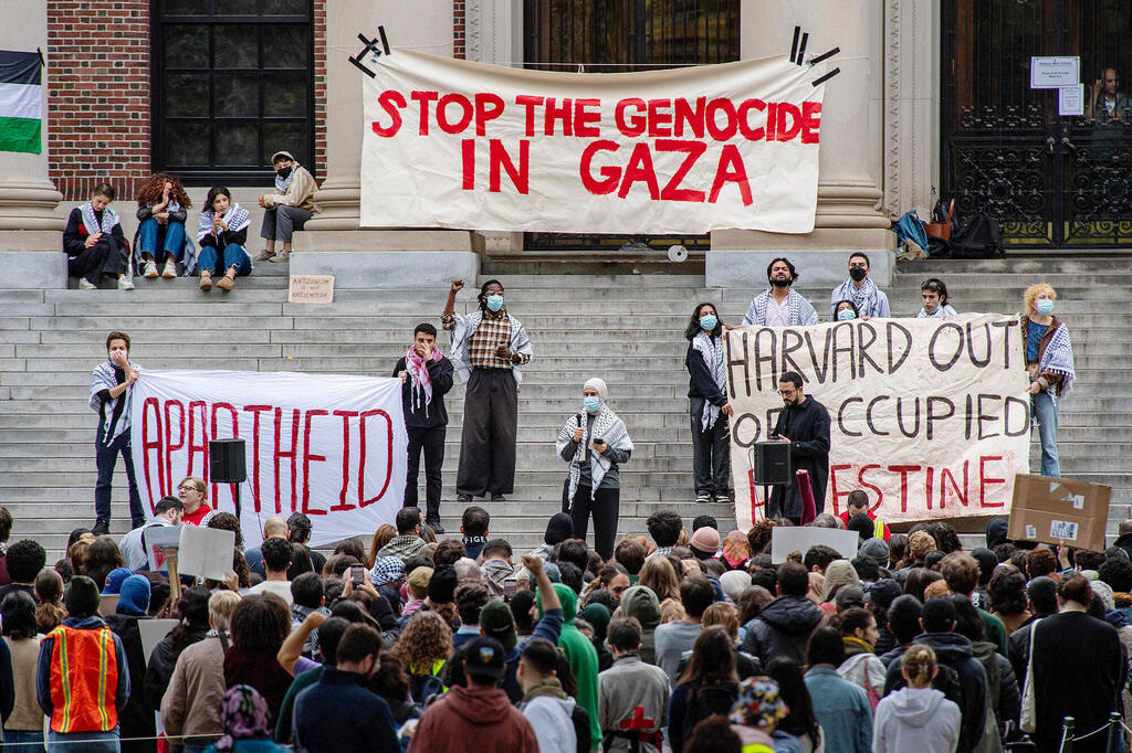 הפגנה פרו פלסטינית אנטי ישראלית ב אוניברסיטת הרווארד על רקע המלחמה בעזה