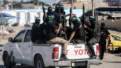 משאית חמאס שחדרה ל ישראל ליד רכב טויוטה עם נשק מקלע ש שימש חוליית מחבלים
