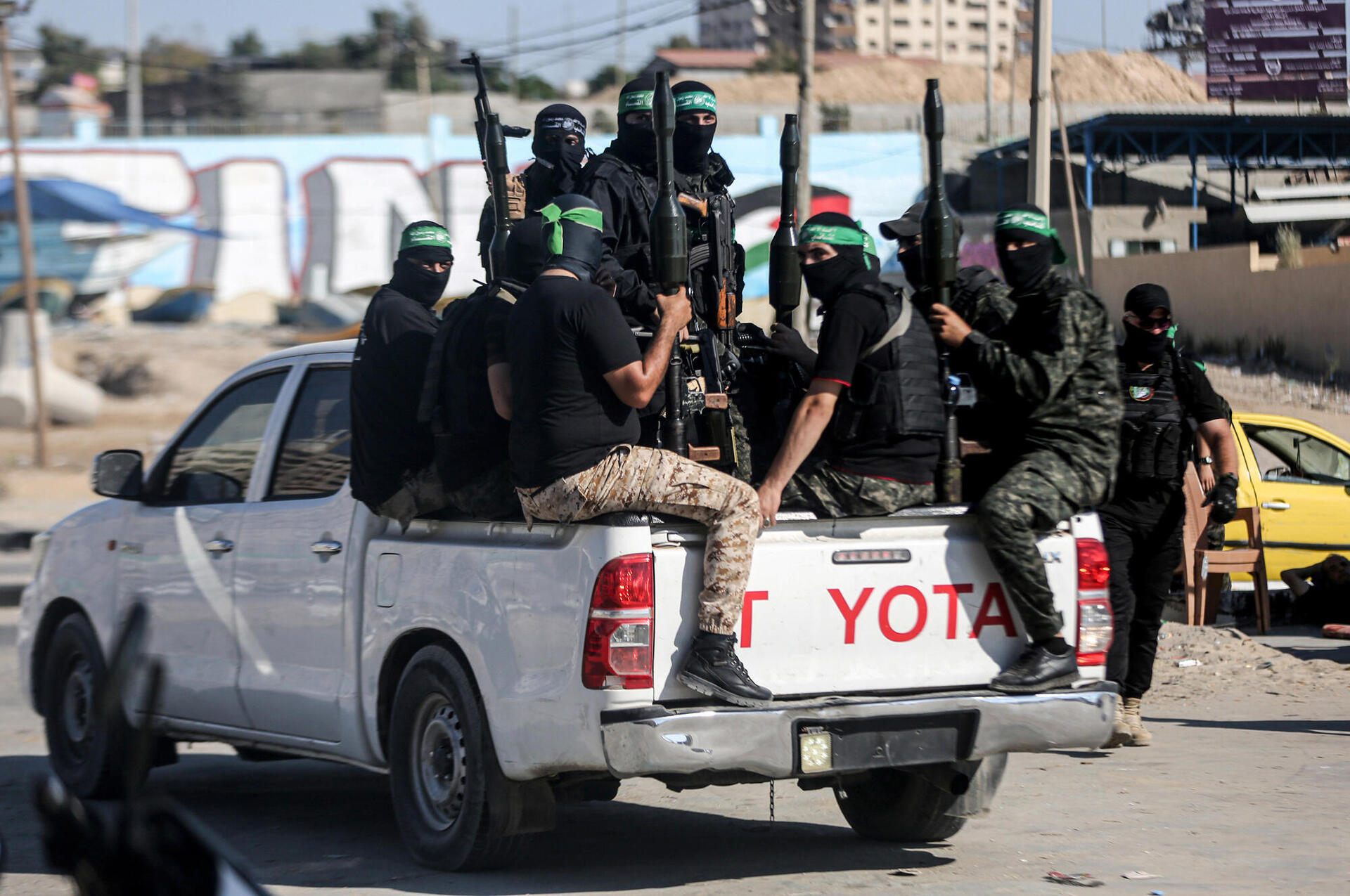 רכב טויוטה עם מחבלים של חמאס טרור טרוריסטים מלחמה מלחמת עזה