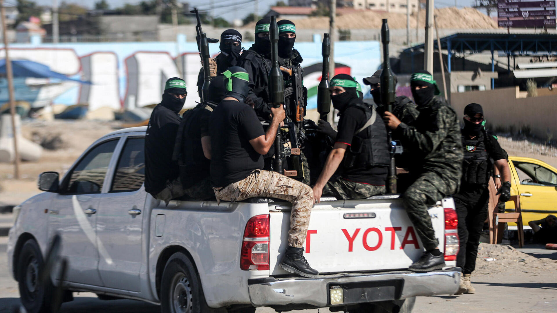 רכב טויוטה עם מחבלים של חמאס טרור טרוריסטים מלחמה מלחמת עזה