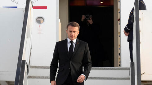 נשיא צרפת עמונאל מקרון נחת בנתב"ג , צילום: Christophe Ena/Pool via REUTERS