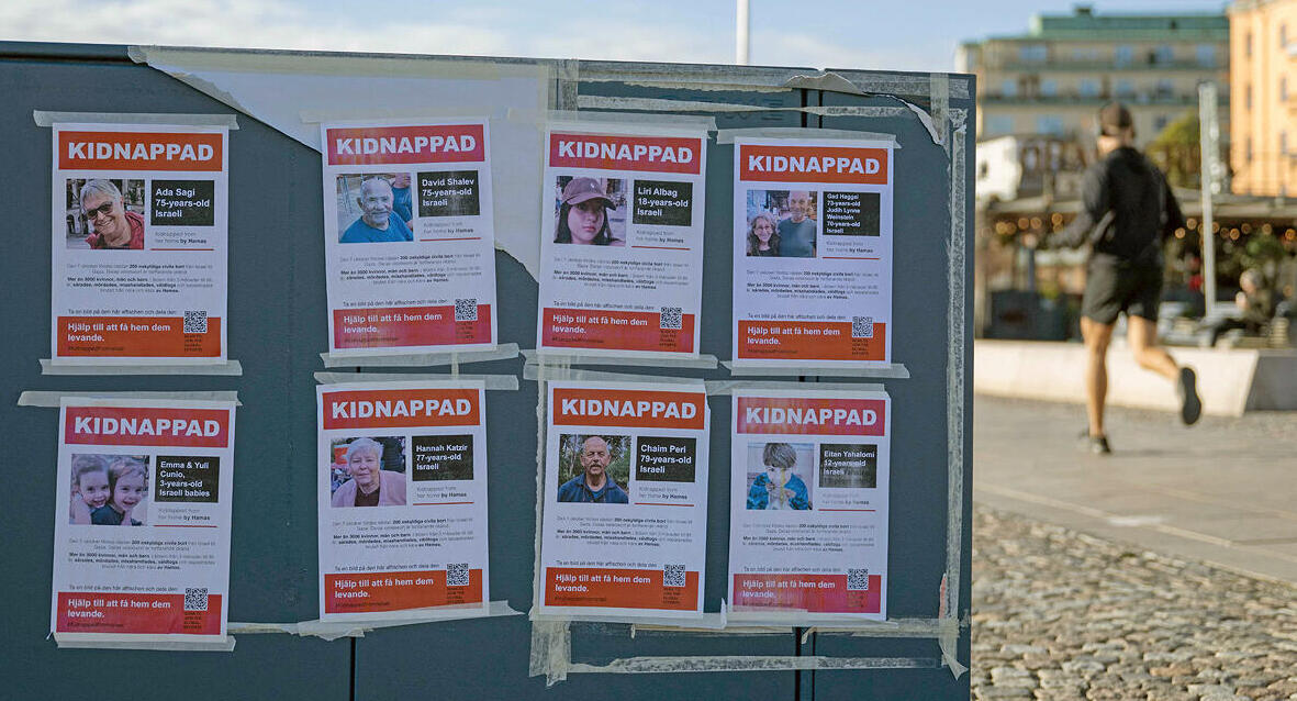 פוטו קיר עם תמונות החטופים שטוקהולם שוודיה