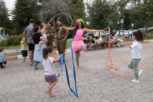 ילדי מפונים מעוטף עזה במלון יערים במעלה החמישה, צילום: אלכס קולומויסקי