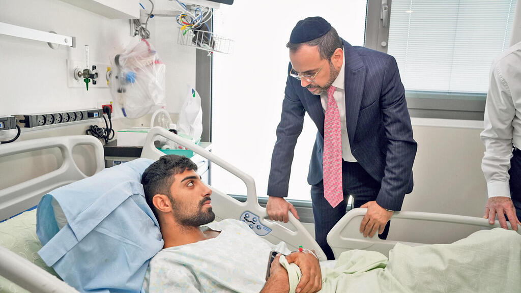שר הבריאות אוריאל בוסו מבקר פצוע באסותא אשדוד