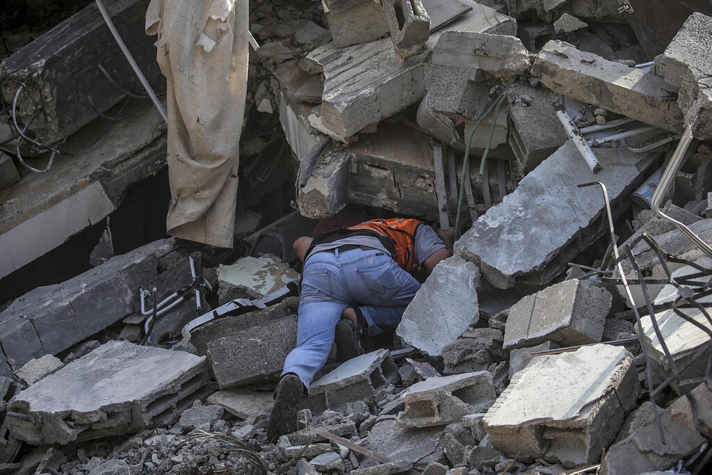 מלחמת עזה פלסטיני מחפש גופות מתחת ל הריסות ב רצועת עזה 25.10.23