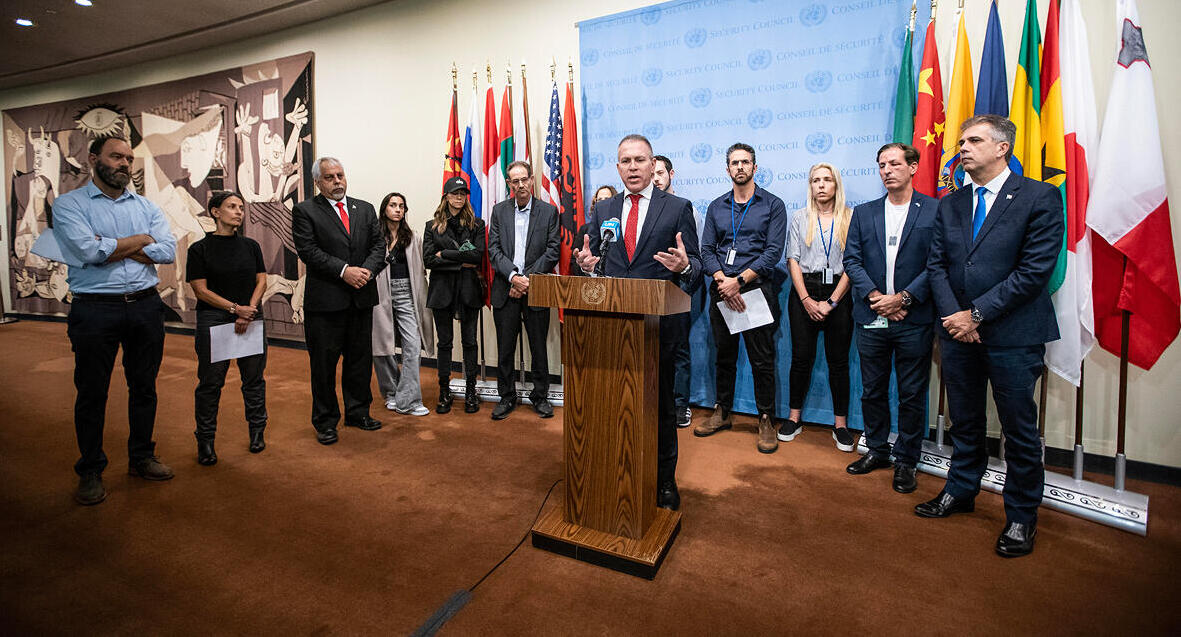 פוטו גלעד ארדן אלי כהן  ונציגי משפחות החטופים בבניין האו"ם