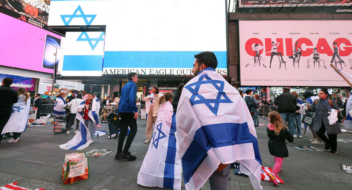 פוטו הפגנת תמיכה בישראל בטיימס סקוור ניו יורק