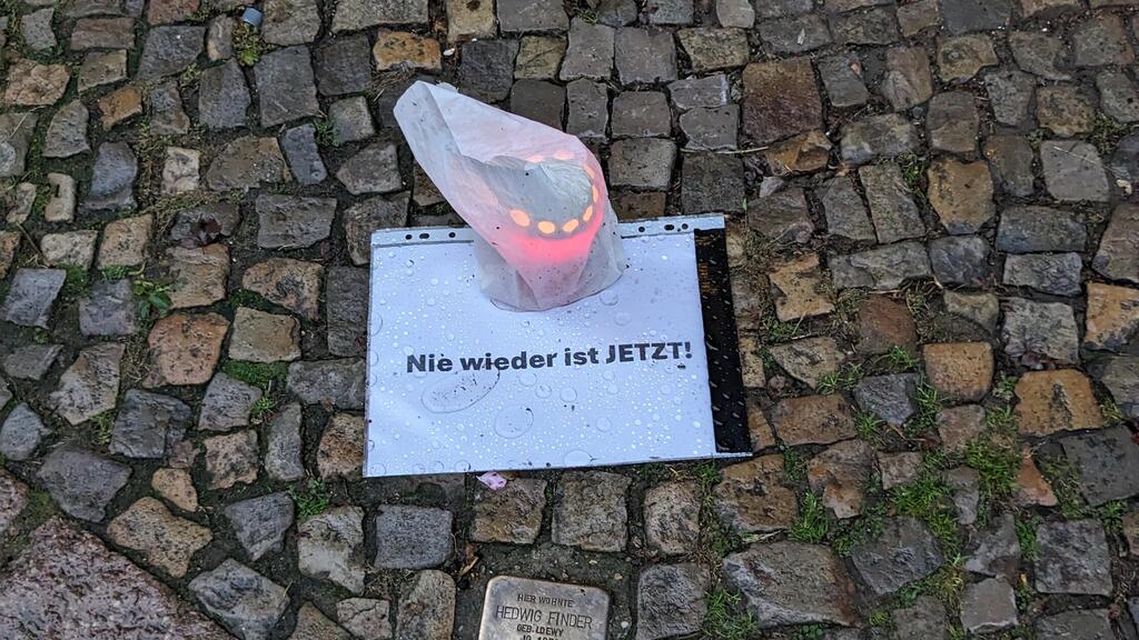פתק עם הכתובת בגרמנית "לעולם לא עוד זה עכשיו", ברלין