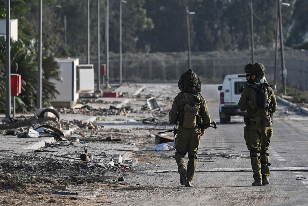 מלחמת עזה חיילים ישראלים מסיירים עד לגדר הגבול של קיבוץ בארי ליד הגבול עם רצועת עזה 26.10.23