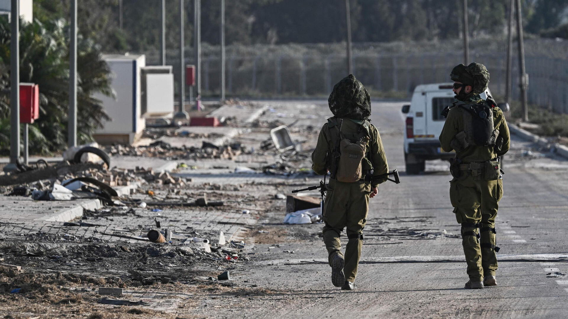 מלחמת עזה חיילים ישראלים מסיירים עד לגדר הגבול של קיבוץ בארי ליד הגבול עם רצועת עזה 26.10.23