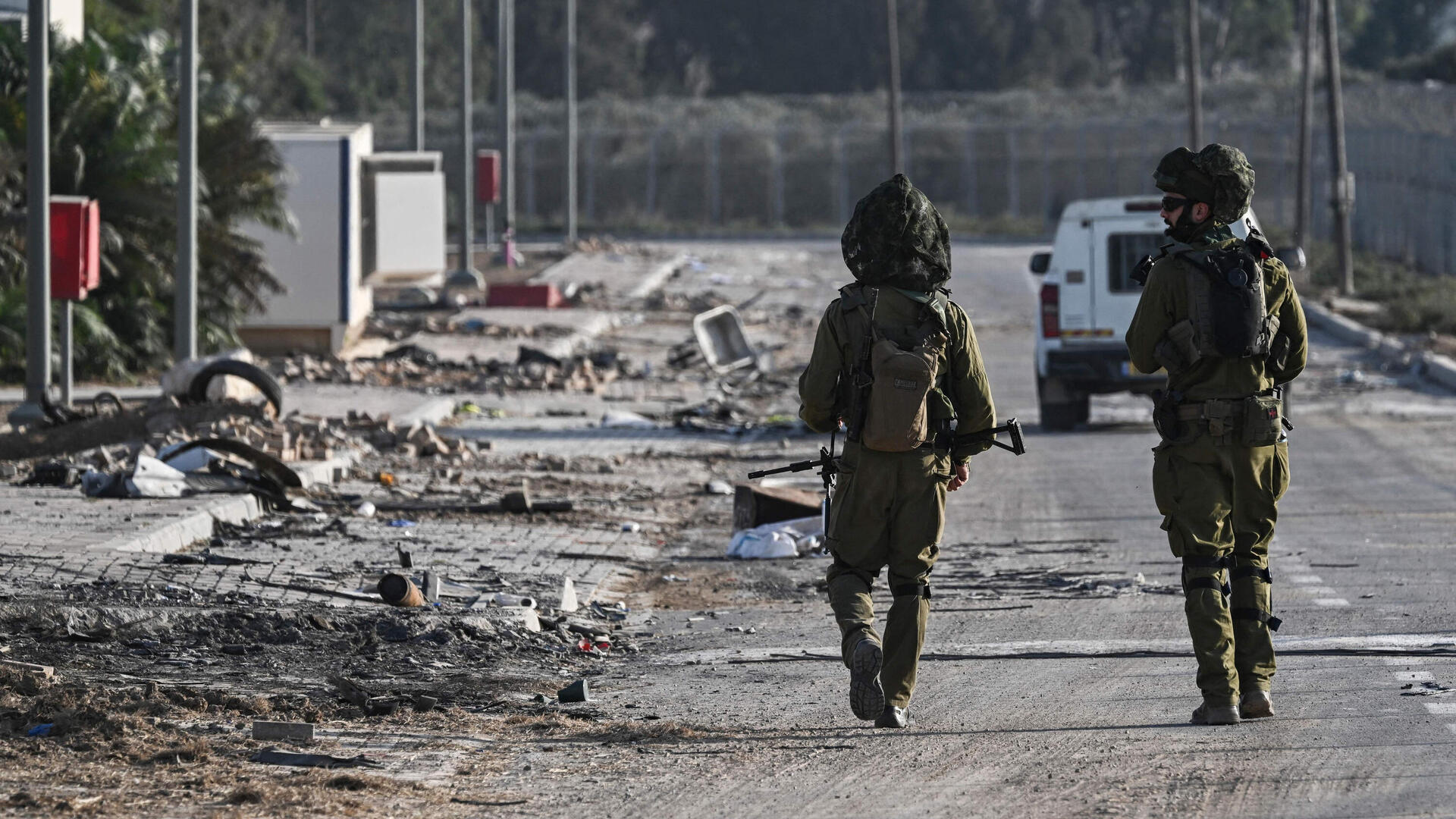 מלחמת עזה חיילים ישראלים מסיירים עד לגדר הגבול של קיבוץ בארי ליד הגבול עם רצועת עזה 26.10.23
