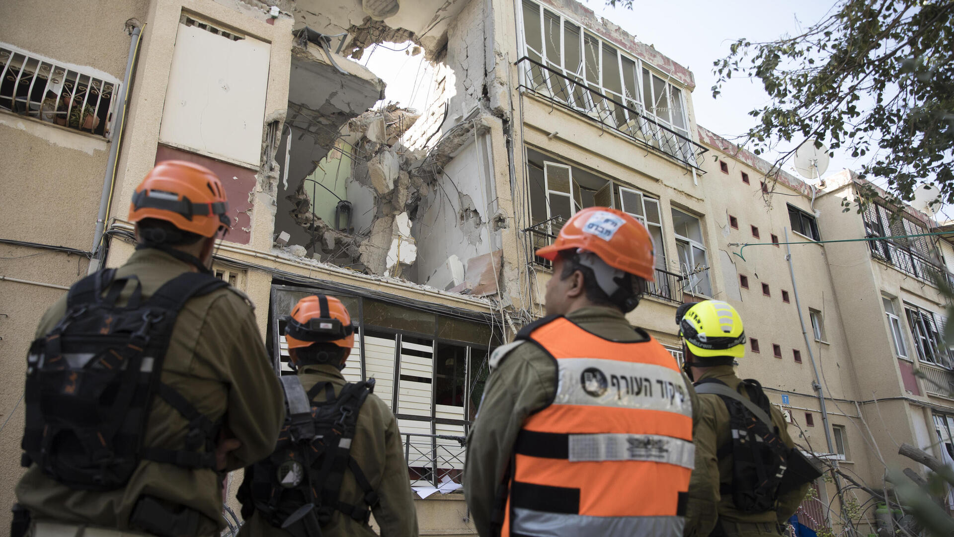 מלחמת עזה ראשון לציון, ישראל - 26 באוקטובר: צוות ההצלה של הצבא מסתכל על הנזק שנותר לאחר שנורתה של רקטה מרצועת עזה פגעה בבניין בעיר  26.10.23