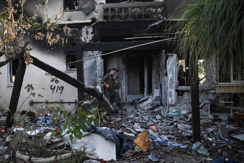 בית הרוס בקיבוץ בארי. "אזור שלם שנפגע", צילום: Aris MESSINIS / AFP