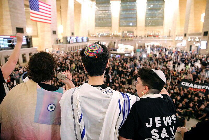 הפגנה פרו פלסטינית בגראונד סנטרל ב ניו יורק ארה"ב רוב המפגינים היו יהודים-אמריקאים מלחמה בעזה חרבות ברזל