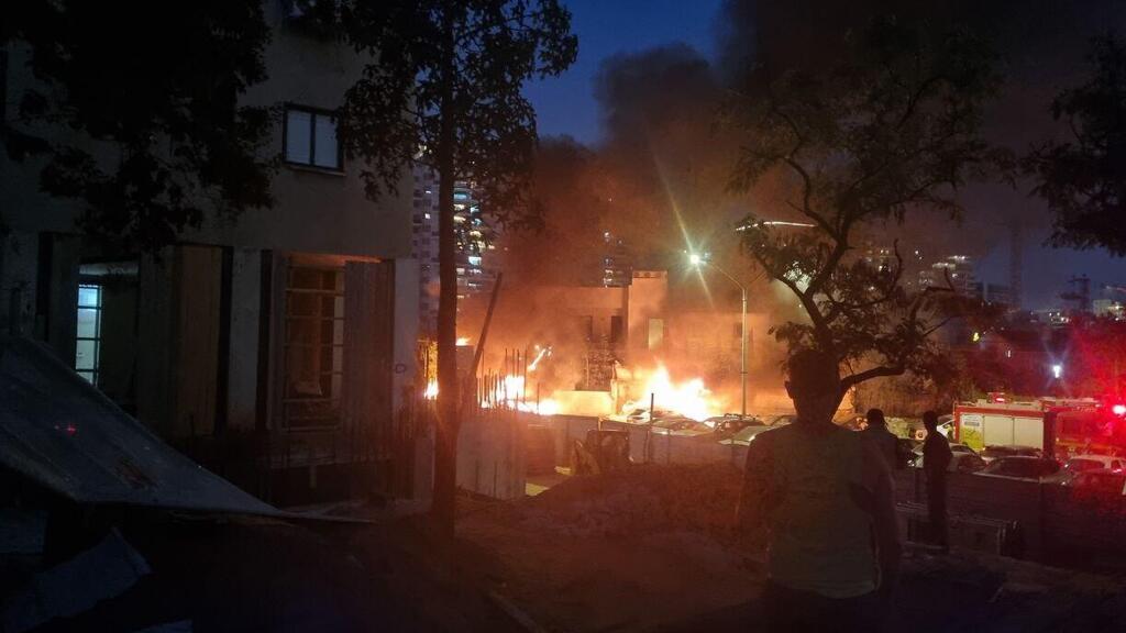 פגיעת רקטה במרכז הארץ בחרבות ברזל נפילה נפילת פגיעה פגיעת ירי יריות רקטה רקטות מלחמה מלחמת חרבות ברזל ארגון טרור חמאס קרית אונו