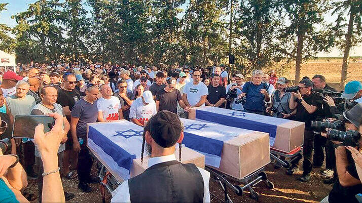 פנאי הלוויה של ליאן שרעבי ובנותיה נויה ויהל, תושבות בארי, בשבוע שעבר בכפר הרי"ף