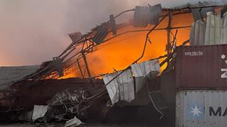 שריפה במפעל דניאלי בסביבה בעקבות פגיעת רסיס של רקטה