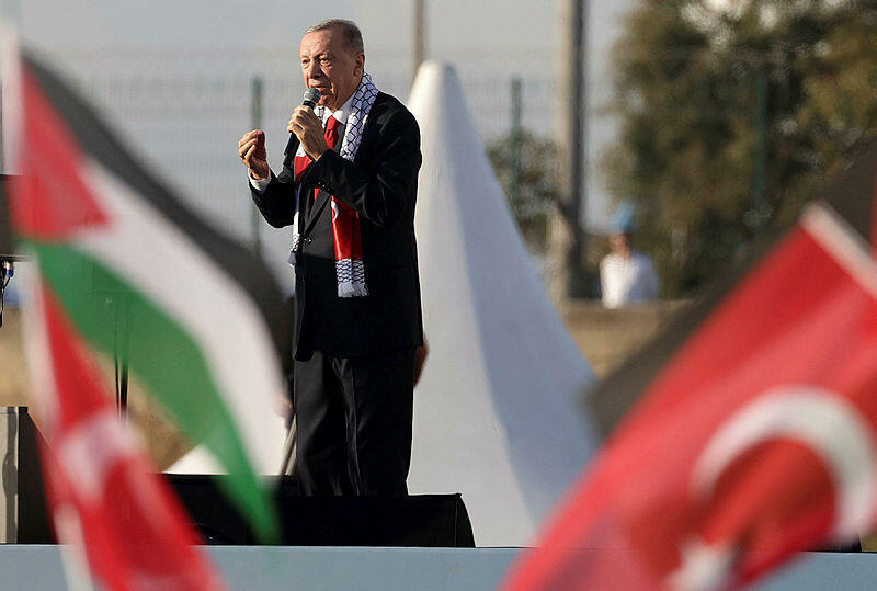 נשיא טורקיה רג'פ טאיפ ארדואן בעצרת תמיכה בפלסטינים בנמל התעופה באיסטנבול אוקטובר 2023