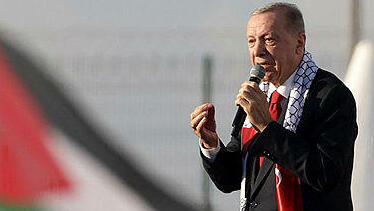 נשיא טורקיה רג'פ טאיפ ארדואן בעצרת תמיכה בפלסטינים בנמל התעופה באיסטנבול אוקטובר 2023