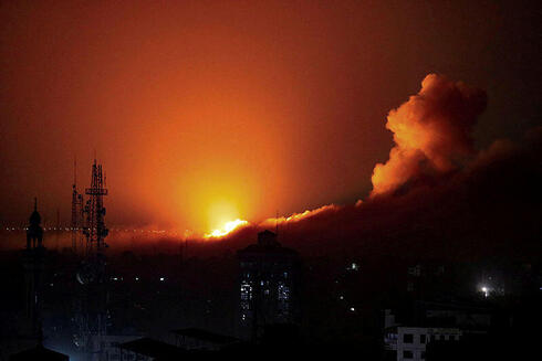 הפצצה ברצועת עזה, הלילה, צילום: REUTERS/Mohammed Al-Masri