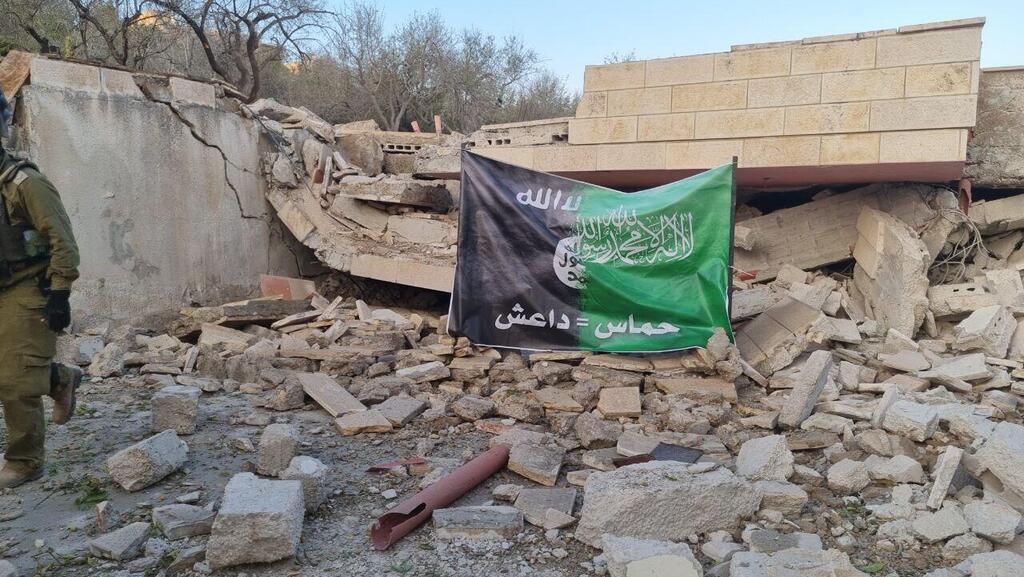 צה"ל הרס את ביתו של בכיר חמאס סאלח אל-עארורי ותלה שלט חמאס דאעש