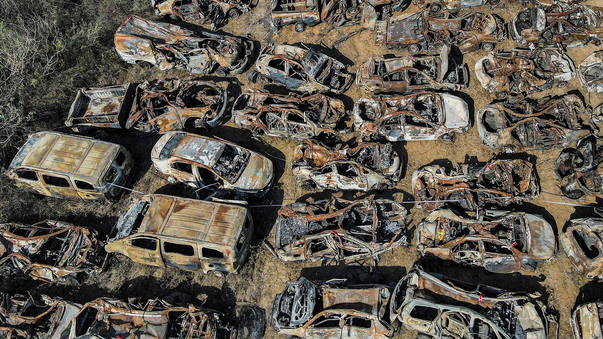 מלחמת עזה מכוניות שרופות אחרי מתקפת חמאס הועברו ל מגרש ליד נתיבות 1.11.23