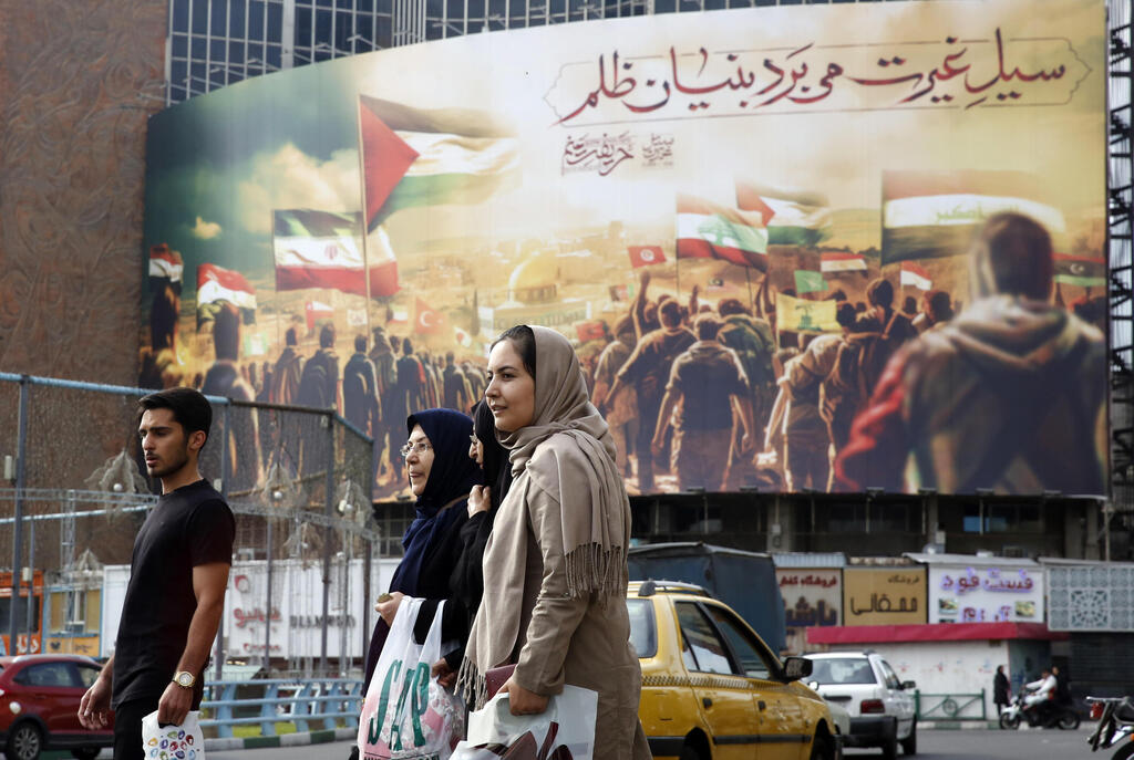 שלט חוצות פרו פלסטיני ברחובות טהרן איראן