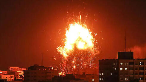 בניין מתפוצץ לרסיסים, צילום: AFP
