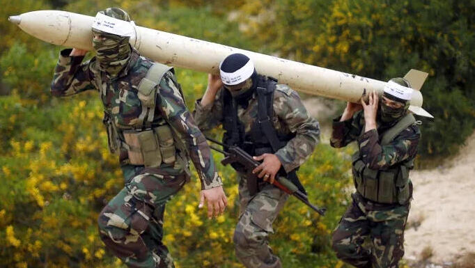 חמאס מופגז כבר חודש; איך הוא עוד מצליח לירות רקטות לעורף ישראל? 