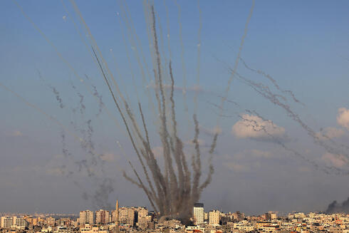 שובלי עשן כזרועות תמנון. רקטות נורות מעזה, צילום: AFP