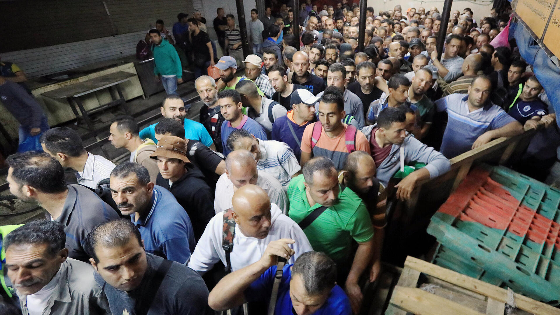 פועלים פלסטינים מהרשות במעבר הגבול אייל ליד קלקיליה בדרכם לעבוד בישראל