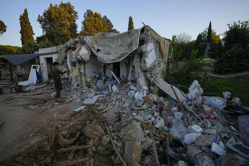 בית הרוס בקיבוץ כפר עזה, שבמועצה האזורית שער הנגב, צילום: AP Photo/Ariel Schalit