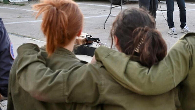 עברי לידר מופיע לפני חיילות וחיילים בהלוויה פנאי