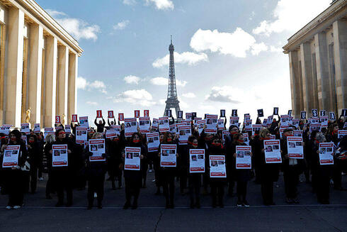 עצרת למען שחרור החטופים בפריז, היום, צילום: Geoffroy VAN DER HASSELT / AFP